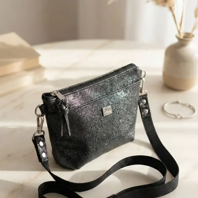 Bolso glitter negro sobre mármol