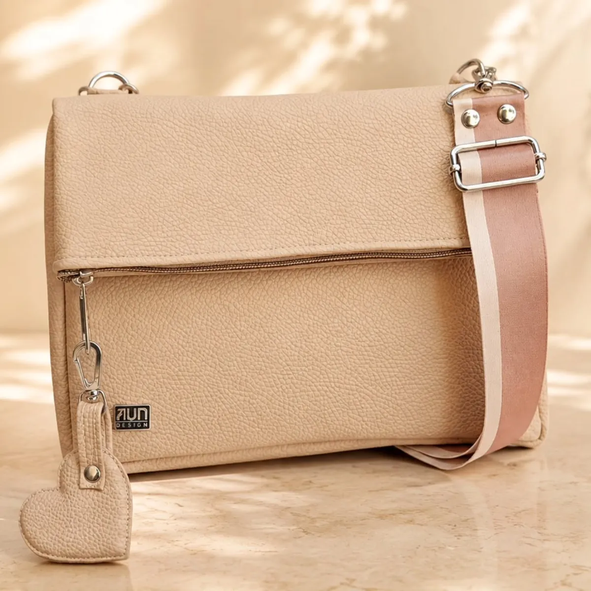 Cartera Pliegue color arena con correa rosa