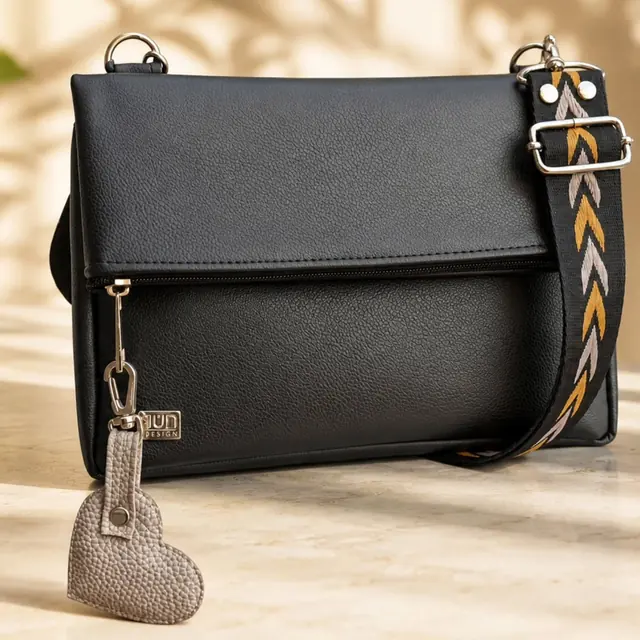 Cartera negra con correa chevron dorada