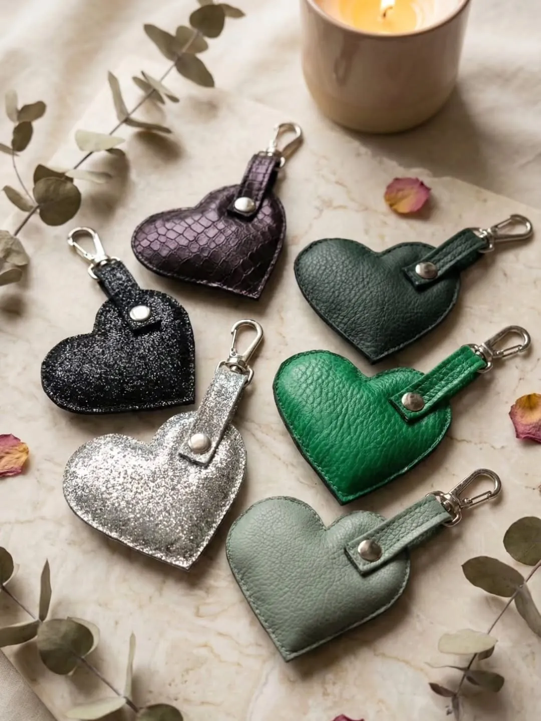 Llaveros con forma de corazón en varios colores