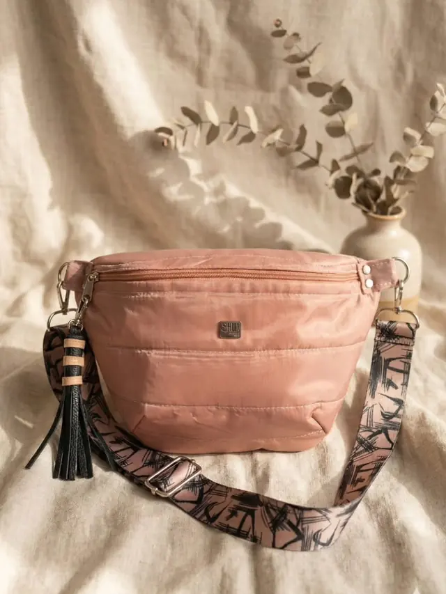 Riñonera acolchada rosa con correa de hojas