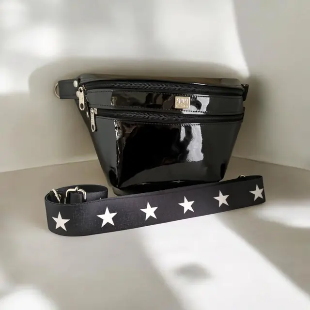 Riñonera de charol con correa negra de estrellas