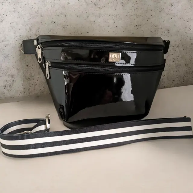 Riñonera de charol con correa rayada blanca y negra