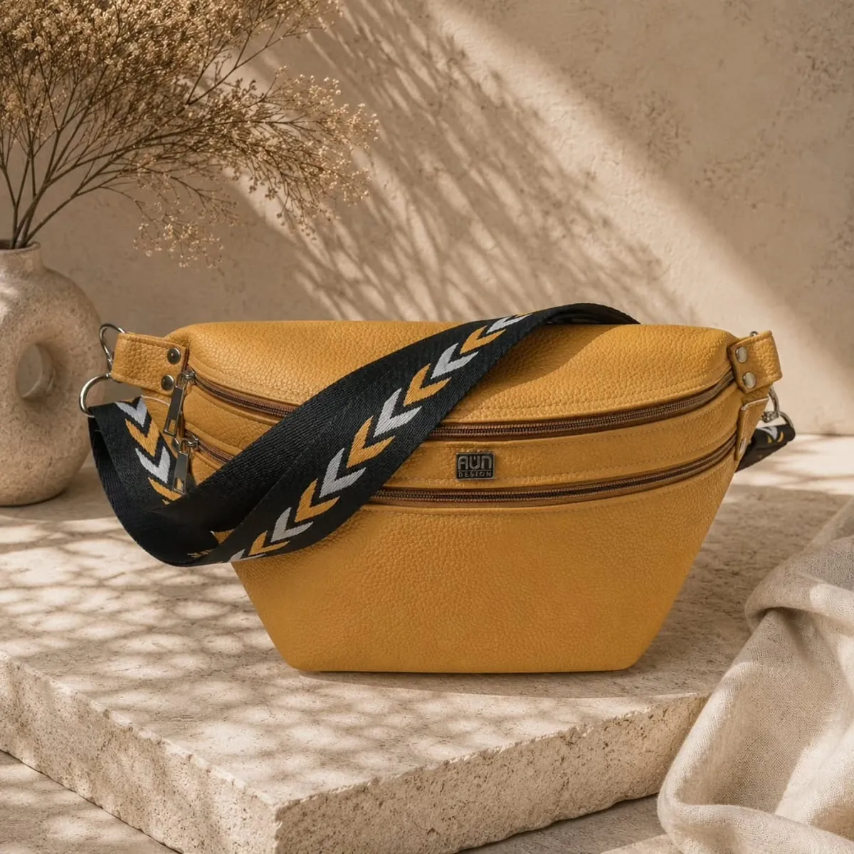 Riñonera XL mostaza con correa chevron